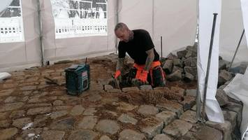 Nach Rohrbruch: Steinsetzer reparieren Straße bei Eiseskälte – im T-Shirt