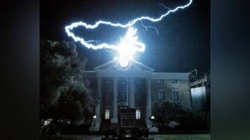 hamburgs operettenhaus wird verhüllt: geht’s in die zukunft am spielbudenplatz?