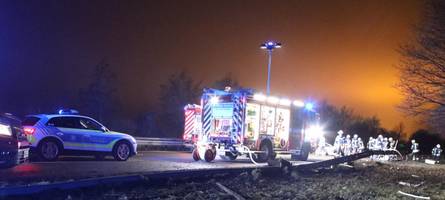 unfall auf der b17: feuerwehr befreit eingeklemmten mann aus seinem auto