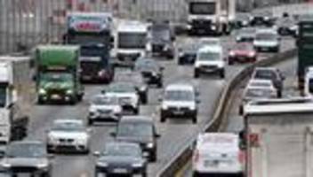 ADAC-Staubilanz: Autofahrer standen in Deutschland 2025 länger im Stau