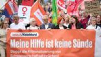 Chefarzt gegen Kirche: Streit um Abtreibungsverbot - Demo und Gerichtsverhandlung