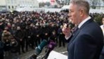 Getöteter Zugbegleiter: Ministerpräsident: Es fängt an mit der Beleidigung