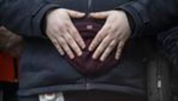 Tod eines Zugbegleiters: Ermittler werten Videos der Überwachungskameras aus