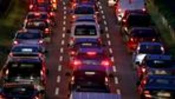 verkehr: zahlen, daten, fakten: das stau-jahr 2025 in nrw