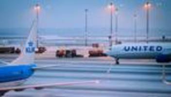 wetter: berliner flughafen stellt betrieb wegen blitzeises ein