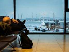 gefahr für leib und leben: glatteis sorgt für unfallserie auf a10 - ber stellt betrieb ein