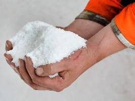 Sehr teure Umweltsünde: Wer mit Salz streut, muss mitunter mit bis zu 10.000 Euro Strafe rechnen