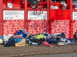 wut auf chinesischen modemüll: die altkleidercontainer sind voll mit diesem schrott