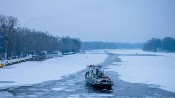 Bis zu 20 Zentimeter dicke Eisdecke in Berlin – Spezialschiffe im Einsatz