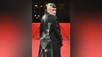 peaches: „nur weil ich fast 60 bin, falle ich nicht ins grab“