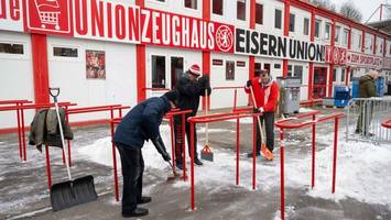 Union-Fans helfen beim Schneeschippen vor Frankfurt-Spiel
