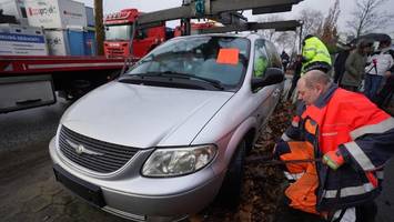 Einfach am Straßenrand abgestellt: Schrottautos kosten Hamburg Millionen Euro