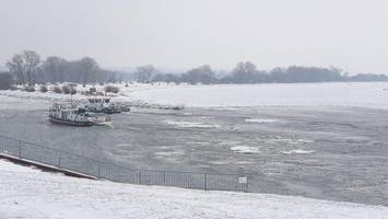 Geschlossene Eisdecke bei Eisbergen: Eisbrecher nach Hamburg verlegt
