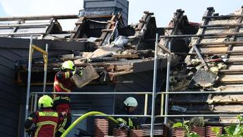 großfeuer auf bauernhof: drei feuerwehren kämpfen gegen flammen