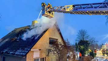 haus am elbdeich in flammen – feuerwehr löscht bei eisiger kälte