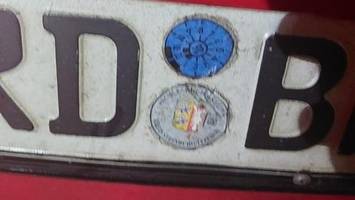 Polizei stoppt Auto mit falschen Kennzeichen – und findet ein Messer