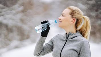 Wassertrinken für mehr Energie? Dr. Riedl erklärt, was dabei entscheidend ist