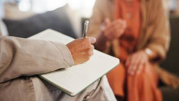 weniger geld für psychotherapeuten? heftige kritik an plänen der krankenkassen