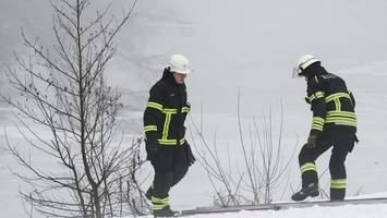 Feuerwehr rettet Frau und Hund aus eisigem Wasser – ein Tier versinkt
