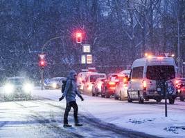 Winter in Berlin: Wer führt hier wen aufs Glatteis?