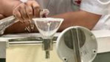 Gift als Lebensretter: Bangkoks historische Snake Farm: Wo Kobras gemolken werden