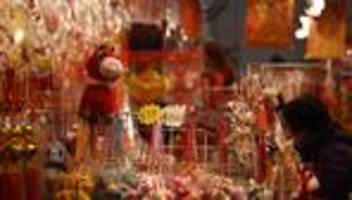 Kuriose Feiertagstrends: Weinendes Pferd und Film-Bösewicht: China feiert Neujahr