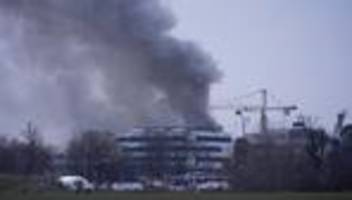 Lange Löscharbeiten: Nach Feuer in Forschungsgebäude - Suche nach Ursache startet