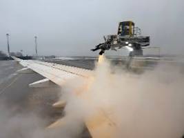 landebahn zeitweise spiegelglatt: betrieb am ber nach eisregen-pause wieder aufgenommen