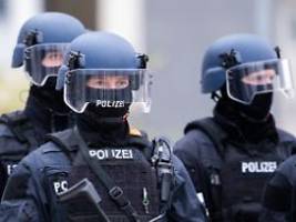 stundenlanger einsatz: sek überwältigt mann in bielefeld nach schüssen und geiselnahme