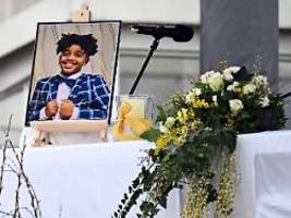 verdächtigtes kind in obhut: hunderte nehmen trotz regens abschied von getötetem yosef