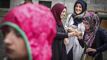 „Zigaretten auf der Zunge ausdrücken“: Was Mädchen in Neukölln erleben