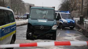 mann randaliert in schwimmbad und flüchtet in streufahrzeug vor polizei