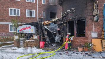 feuer zerstört lokal „oktober“ und wohnungen: polizei geht von brandstiftung aus