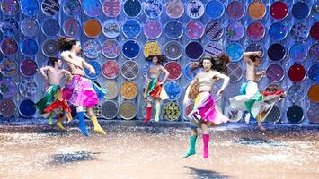 kostüme aus polyester, teetabletts als bühnenbild – und dann dieser rasante tanz