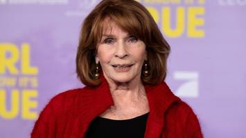 Senta Berger erholt sich nach Oberschenkelbruch in einer Reha-Klinik