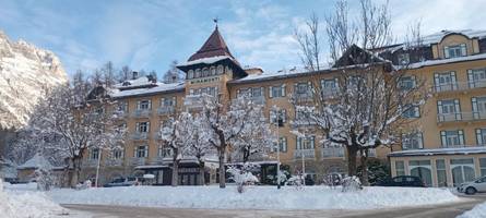 in olympischer mission: italienische polizei checkt im james-bond-hotel miramonti in cortina ein