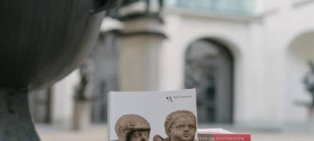 Auf 320 Seiten durch das Maximilianmuseum: Was beinhaltet der neue Museumsführer?