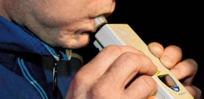 43-jähriger autofahrer trinkt bier am steuer und wird kontrolliert