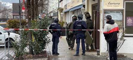 großeinsatz aktuell: sek eingetroffen -anwohner sollen in ihren wohnungen bleiben