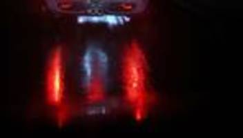 Alkohol am Steuer: Polizei weckt Fahrer auf Bundesstraße – Ermittlungen laufen