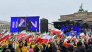 Demonstration: Tausende demonstrieren in Berlin für Freiheit im Iran