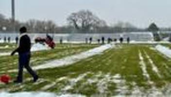 Rugby-EM: Freiwillige räumen Schnee für Rugby-Länderspiel in Dessau
