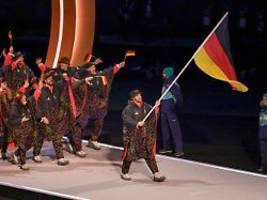 eine luftmatratze?: deutsches olympia-outfit sorgt für großen wirbel