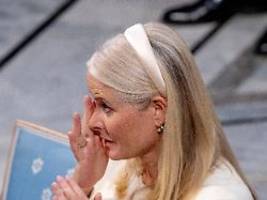 frivoler ton in epstein-mails: kronprinzessin mette-marit bittet könig um verzeihung