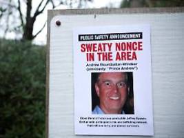 kühler start in sandringham: schmähplakate empfangen andrew nach dem umzug