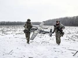 nasse füße und nackte bäume: so ändert der winter die kriegsstrategien der russen und ukrainer