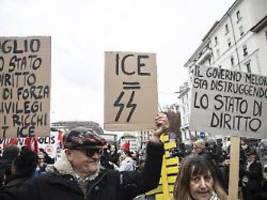 olympia-proteste mit rauchbomben: präsenz der ice-agenten sorgt weiter für wut in mailand