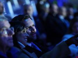 pfeifen, spott, etwas applaus: us-sender zensiert buhrufe gegen vance