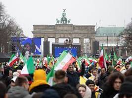 widerstandskämpferin spricht: 10.000 menschen demonstrieren in berlin gegen iranische regierung
