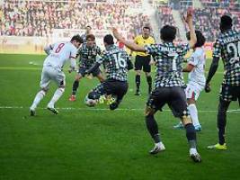 will das nicht hinnehmen: aberwitziger elfmeter provoziert augsburger wut